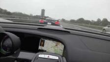 Porsches stolthet superbilen 918 Spyder blir frånåkt av en svensk bil på tyska Autobahn