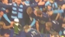 Bosse lyfter pokalen på Östgötaporten