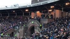 Spelarna lyfter pokalen